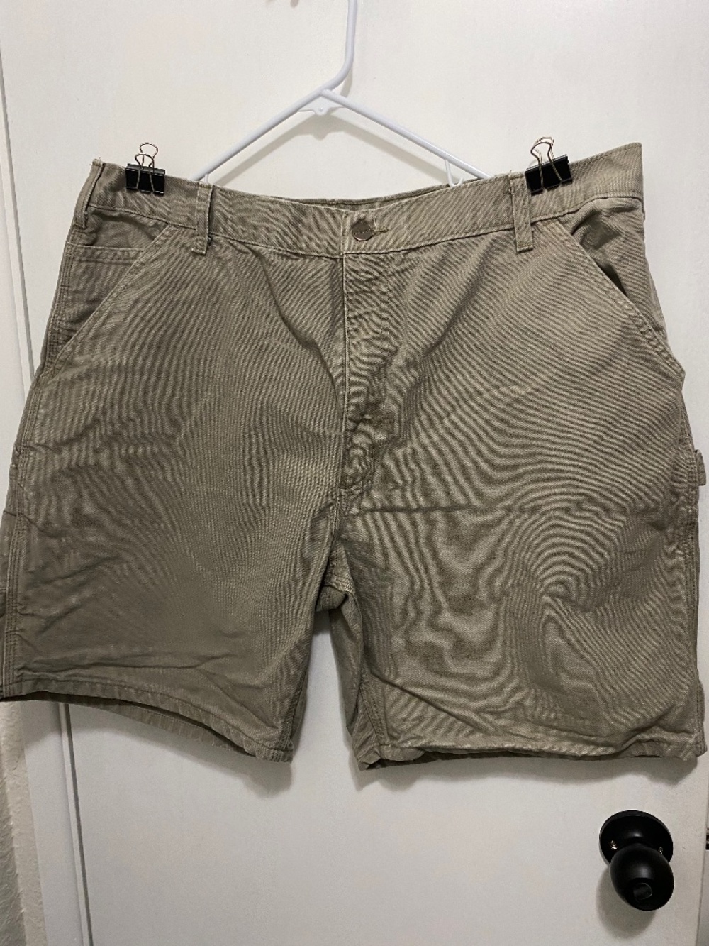 Carhartt size 40  Men’s Gray Cargo Shorts in 100% cotton with side pockets